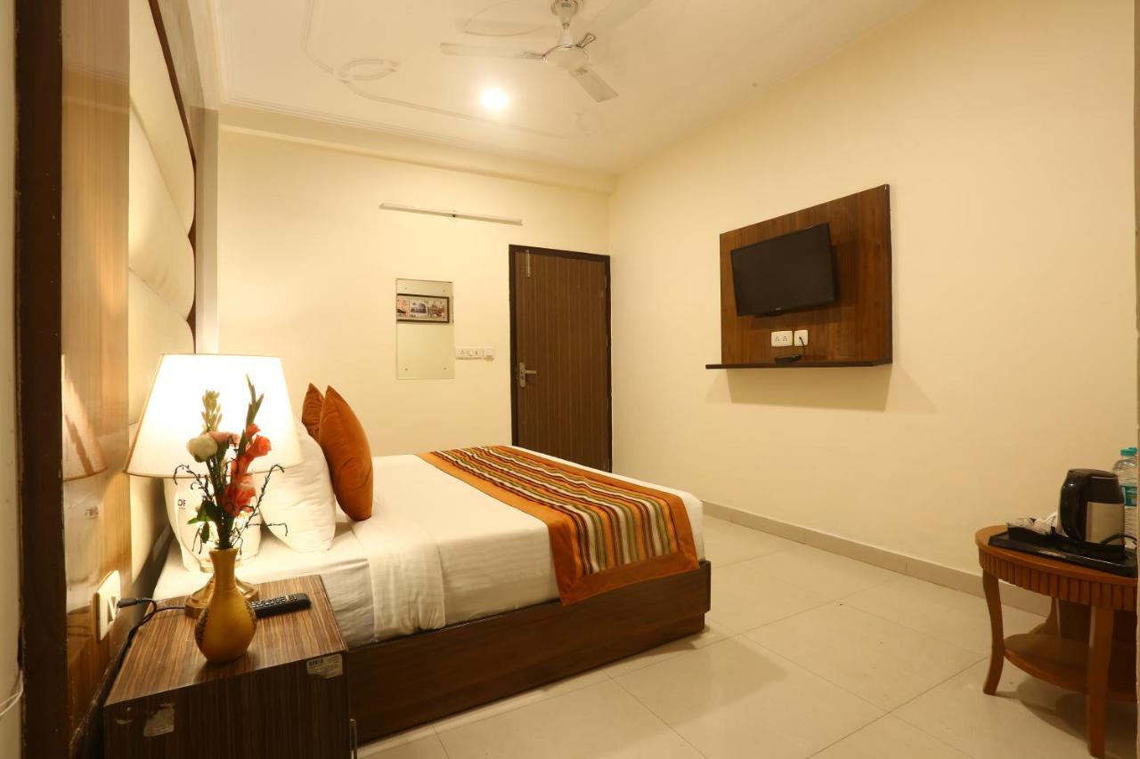 Hotel Earth Delhi  Bagian luar foto